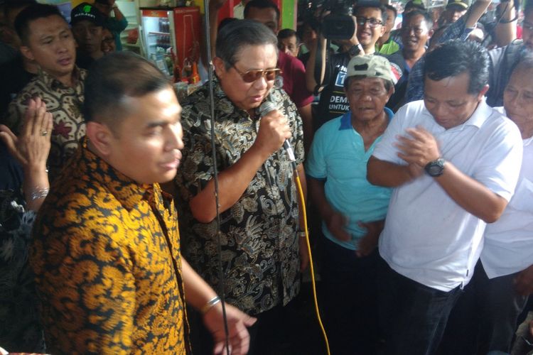 Presiden keenam RI, Susilo Bambang Yudhoyono bernyanyi bersama pengamen di Taman Parkir Wonosari, Gunungkidul, Senin (10/12/2018).