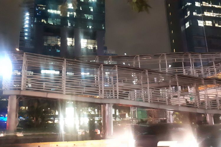 Jembatan penyebrangan orang (JPO) Tosari yang terhubung dengan Halte Transjakarta Tosari sudah mulai dibongkar. Foto diambil Jumat (14/12/2018).