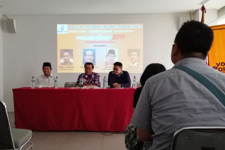 Pengamat Politik Lingkar Madani Ray Rangkuti (paling kiri) dan Anggota Satgas Politik Deputi Bidang Pencegahan KPK Dani Rostandi di Sanggar Prahtivi Building, Jakarta, Kamis (19/4/2018).  