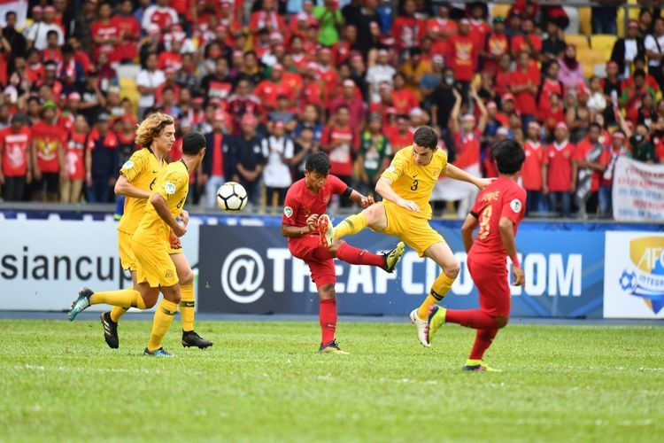 Timnas U-16 Indonesia berhadapan dengan Australia pada perempat final Piala Asia U-16 2018 di Stadion Bukit Jalil, 1 Oktober 2018. 