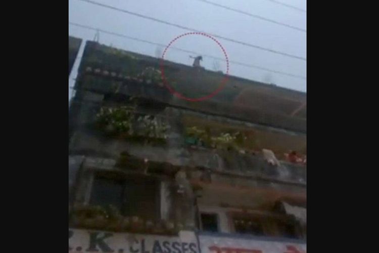 Seorang anak gadis berusia 12 tahun (dilingkari) melompat dari atas gedung berlantai empat karena dikejar seorang pria yang ingin memperkosanya.