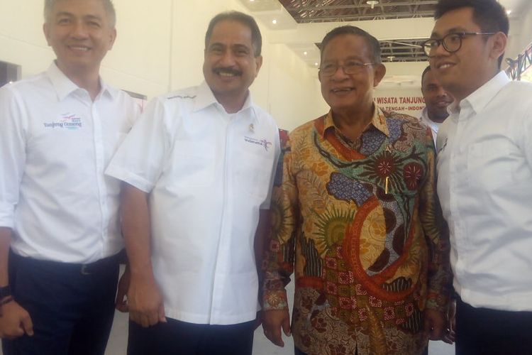 Menteri Koordinator Bidang Perekonomian, Darmin Nasution (kedua kanan) berfoto bersama usai kunjungan di Pulau Belitung, Provinsi Bangka Belitung, Kamis (14/3/2019).