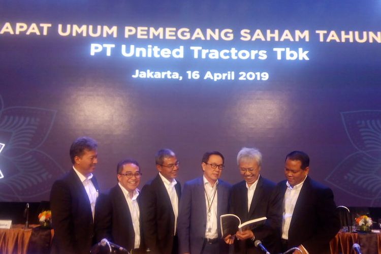 Anggota Direksi PT United Tractors Tbk menggelar konferensi pers usai Rapat Umum Pemegang Saham Tahunan (RUPST) 2019 di Grand Ballroom United Tractors, Jakarta, Selasa (16/4/2019).