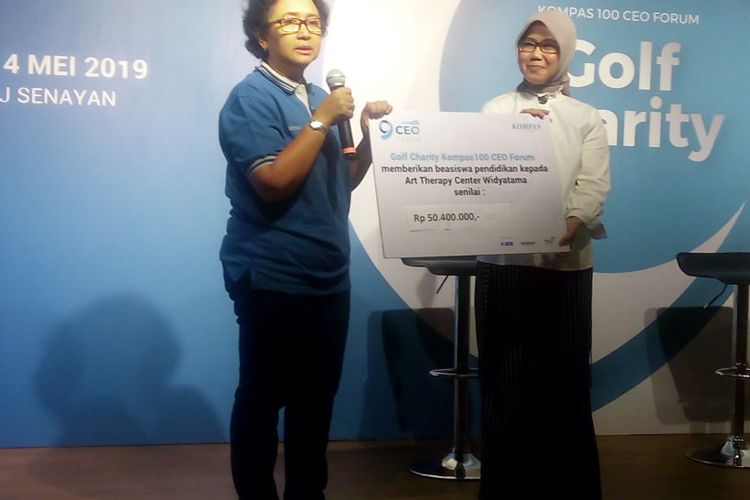 Pemimpin Redaksi Harian, Ninuk Mardiana Pambudy (kiri) memberikan bantuan dana beasiswa secara simbolis kepada Ketua ATS Widyatama asal Bandung, Anne Nurfarina (kanan) di The Maj Senayan, Jakarta, Sabtu (4/5/2019).