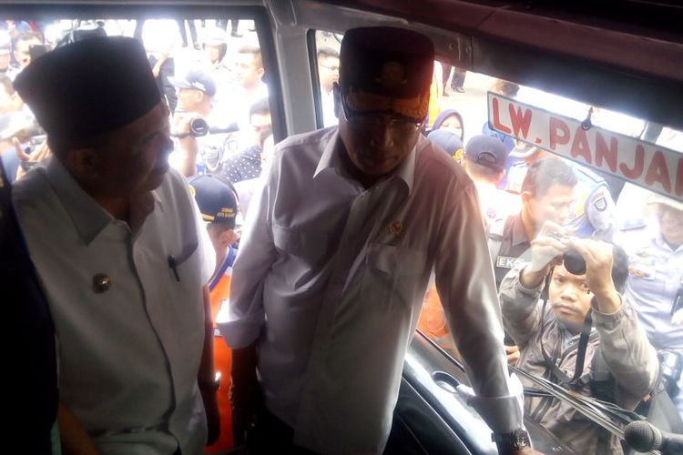 Menteri Perhubungan (Menhub) Budi Karya Sumadi menunjau kondisi angkutan Terminal Leuwi Panjang, Bandung, Provinsi Jawa Barat, Selasa (7/5/2019).