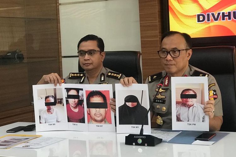 Kepala Biro Penerangan Masyarakat Polri Brigjen (Pol) Dedi Prasetyo (kanan) di Gedung Humas Mabes Polri, Jakarta Selatan, Senin (1/7/2019).