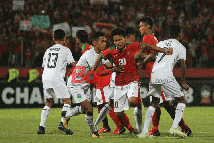 Penyerang timnas U-16 Indonesia, Bagus Kahfi, dikawal ketat oleh para pemain Timor Leste pada laga Grup A Piala AFF U-16 2018 di Gelora Delta Sidoarjo, 4 Agustus 2018.