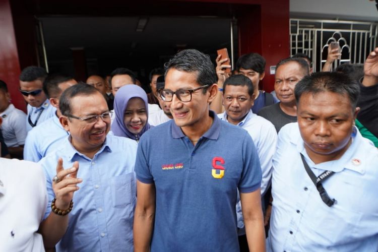 Cawapres Sandiaga Uno keluar dari menjenguk Ahmad Dhani di Rutan Medaeng, Sabtu (16/2/2019).