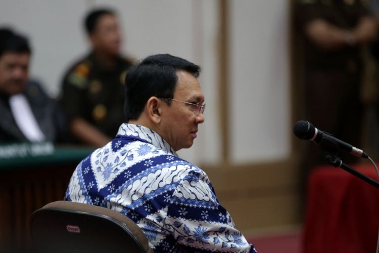 Terdakwa kasus dugaan penodaan agama, Basuki Tjahaja Purnama atau Ahok mengikuti sidang pembacaan putusan di Pengadilan Negeri Jakarta Utara di Auditorium Kementerian Pertanian, Jakarta Selatan, Selasa (9/5/2017). Majelis hakim menjatuhkan hukuman pidana 2 tahun penjara. Basuki Tjahaja Purnama dan kuasa hukumnya menyatakan banding. 