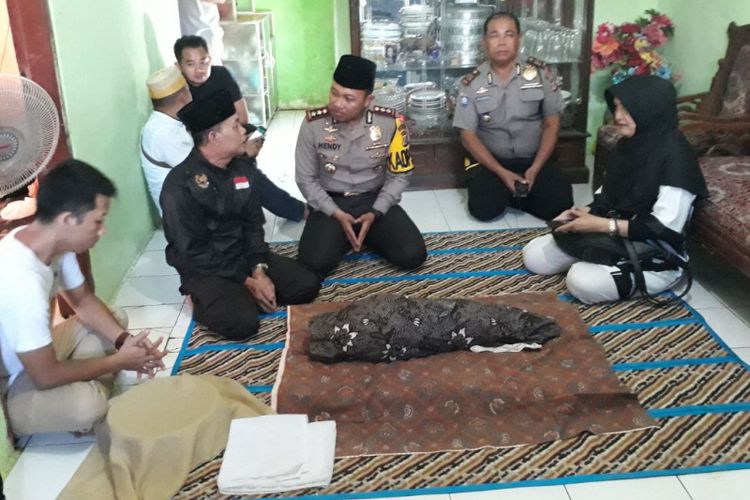 Calista disemayamkan di rumah kakeknya di Jatirasa Barat, RT 004 RW 001, Kelurahan Karangpawita, Karawang Barat, Minggu (25/3/2018). Calista meninggal pada pukul 09.55 WIB.(KOMPAS.com/Farida Farhan)