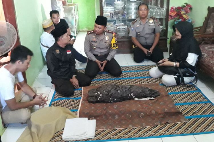 Calista disemayamkan di rumah kakeknya di Jatirasa Barat, RT 004 RW 001, Kelurahan Karangpawita, Karawang Barat, Minggu (25/3/2018). Calista meninggal pada pukul 09.55 WIB.