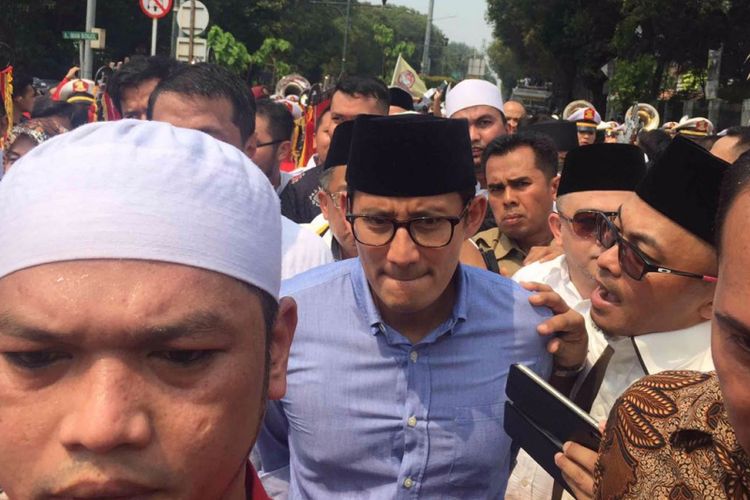 Sandiaga Uno yang menjadi pasangan cawapres Prabowo Subianto saat akan datang ke gedung KPU RI, Jumat (10/8/2018). Kedatangan Prabowo-Sandi untuk mencalonkan diri sebagai calon presiden-calon presiden pada Pemilihan Presiden 2019.