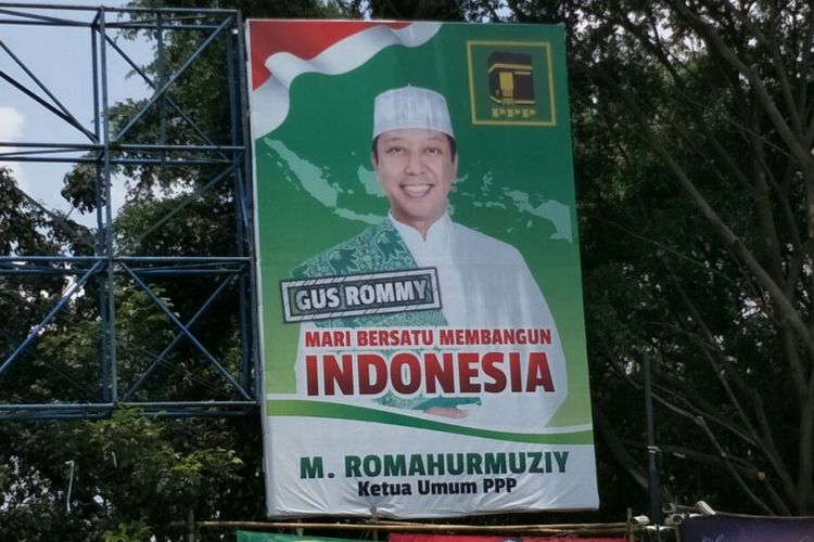 Salah Satu Reklame Ketua Umum Partai Persatuan Pembangunan (PPP) M Romahurmuziy di Jalan Raya Pasar Minggu, Jakarta Selatan, Selasa (27/2/2018). 