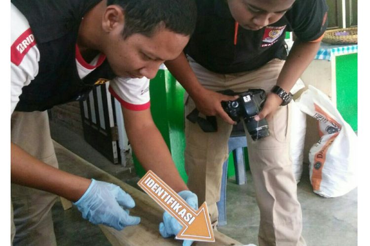 Tim Inafis Polres Kebumen melakukan identifikasi potongan ibu jari yang ditemukan warga di kompleks makam Ulama Syekh Baribin, Desa Grenggeng, Kecamatan Karanganyar, Kebumen, Jawa Tengah, Sabtu (16/9/2017)