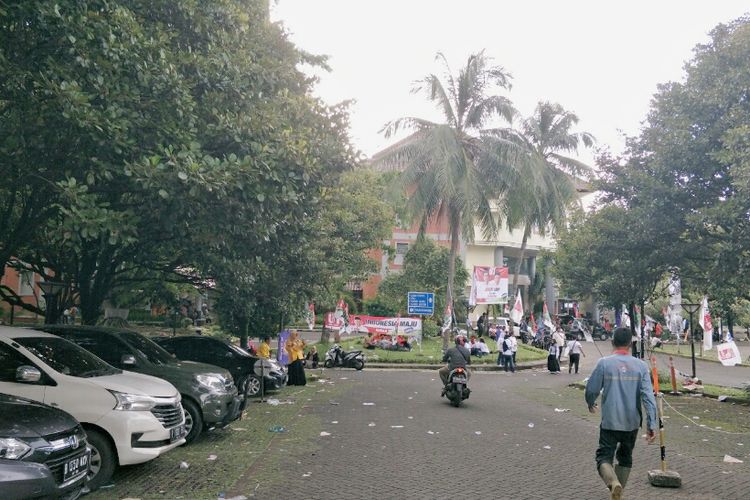Sampah bertebaran di Hotel Bumi Wiyata, Jalan Margonda, Depok, Kamis (11/4/2019). 