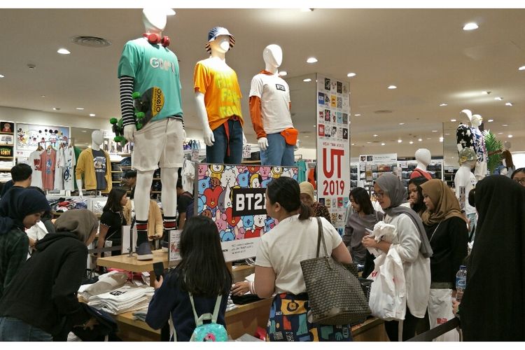 Antusias masyarakat beli kaus BT21 di Pondok Indah Mall, Jakarta Selatan, Jumat (21/6/2019).