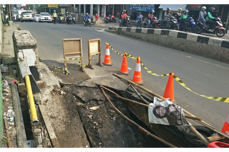 Jalan ambles di Jalan Raya Sawangan, Depok, Jawa Barat, Jumat (23/6/2019).