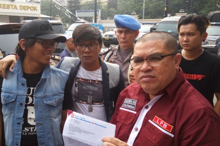 Sejumlah personil grup band Kangen Band didampingi pengacara Razman Arief Nasution saat datang ke Mapolres Kota Depok, Selasa (3/10/2017). Mereka datang untuk melaporkan sebuah label terkait sengketa kontrak.
