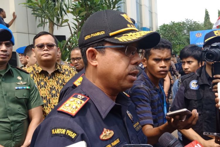 Dirjen Bea dan Cukai Kementerian Keuangan Heru Pambudi memberikan keterangan kepada wartawan di Kantor Bea Cukai Marunda, Selasa (2/10/2018).