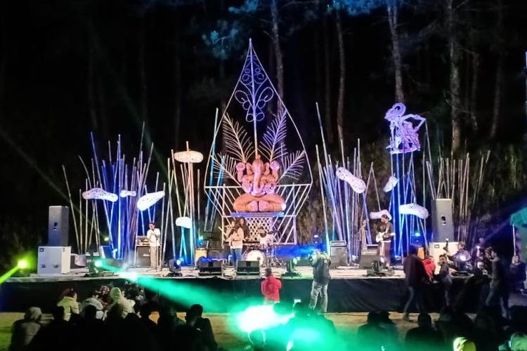 Penampilan grup musik Seroja dalam Festival Rogojembangan, di Lapangan Sigeger, Petungkriyono, Pekalongan, Jumat (28/9/2018) malam.