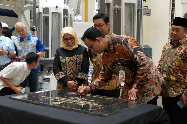 Gubernur DKI Jakarta Anies Baswedan meresmikan mesin pengolah beras Rice Milling Unit PT Food Station, Cipinang, Jakarta Timur, Kamis (20/12/2018)