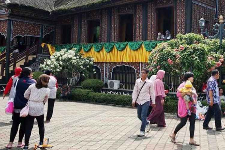 Warga berkunjung ke Anjungan Sumatera Barat di Kompleks Taman Mini Indonesia Indah (TMII), Jakarta Timur, bertepatan dengan ulang tahun ke-40 TMII, Senin (20/4/2015). TMII diharapkan menjadi ruang budaya bagi semua daerah di Nusantara.