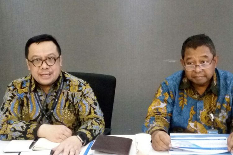 Konferensi pers Bank Indonesia terkait jumlah perdedaran mata uang pada tahun 2017 oleh Direktur Eksekutif Kepala Departemen Pengelolaan Uang, Suhaedi (kanan) di Kantor Pusat Bank Indonesia, Jakarta, Jumat (5/1/2017).