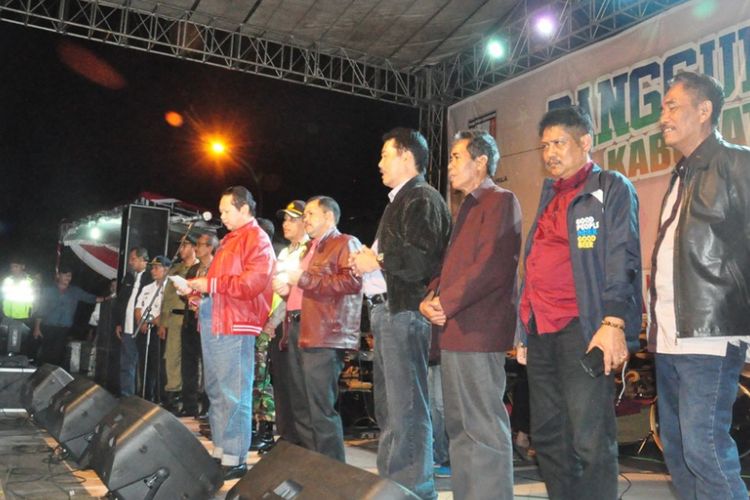 Bupati Semarang Mundjirin dan Forkompimda Kabupaten Semarang dalam malam perayaan tahun baru di Alun-alun Bung Karno, Ungaran, Senin (1/1/2018).