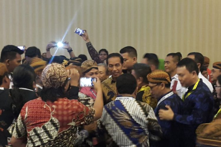 Nampak peserta Kongres PWI XXIV yang diikuti wartawan dari berbagai daerah di Indonesia berswafoto dengan Presiden Jokowi saat hendak membuka kongres itu di Hotel Sunan, Kota Solo, Jumat ( 28/9/2018).