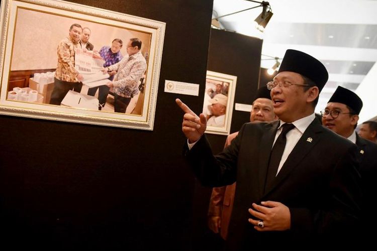 Ketua DPR RI Bambang Soesatyo saat membuka Pameran Foto Warna Warni DPR RI di Gedung Nusantara II DPR RI, Jakarta, Kamis (29/08/19).