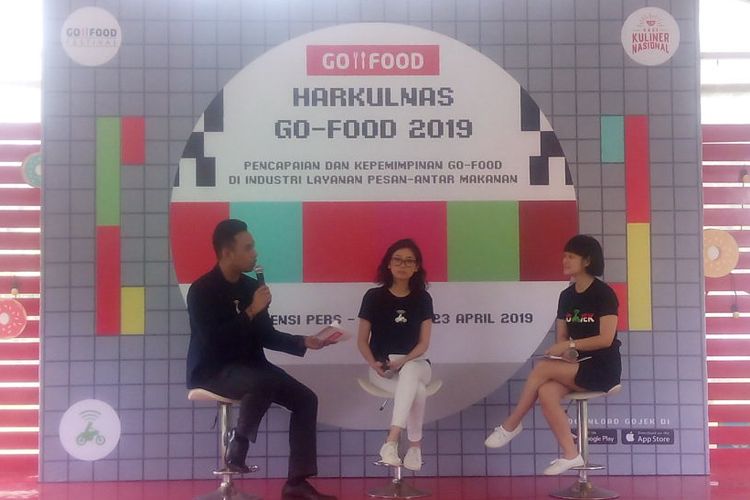 Senior Marketing Manager Go-Food, Marsela Renata (tengah) dan Chief Commercial Expansion Go-Jek, Catherine Hindra Sutjahyo (kiri) memberikan penjelasan Harkulnas Go-Food 2019 dalam konferensi pers di di Kompleks Gelora Bung Karno (GBK), Jakarta, Selasa (23/4/2019).