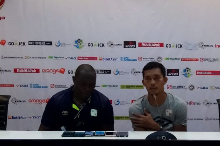 Pelatih Barito Putera Jacksen F Tiago dan Dandy Maulana ketika memberikan keterangan pers usai menghadapi Sriwijaya FC di stadion Gelora Sriwijaya Jakabaring (GSJ) Palembang, Sumatera Selatan, Senin (12/11/2018). Dalam pertandingan tersebut Sriwijaya FC berhasil menang dengan skor 2-0.