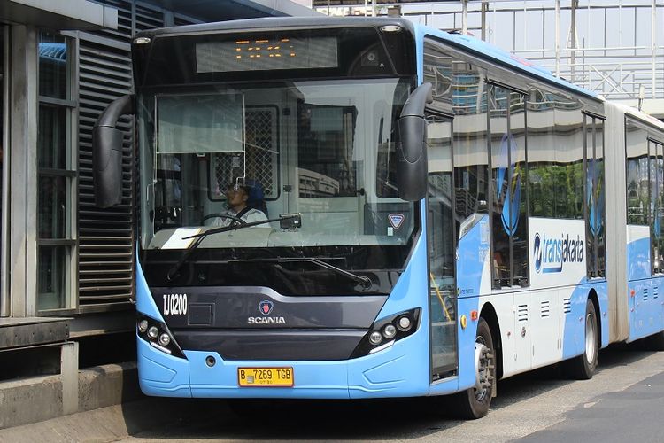 Bus Transjakarta sudah dilengkapi dengan ruang khusus atau sekat yang memisahkan sopir dan penumpangnya.