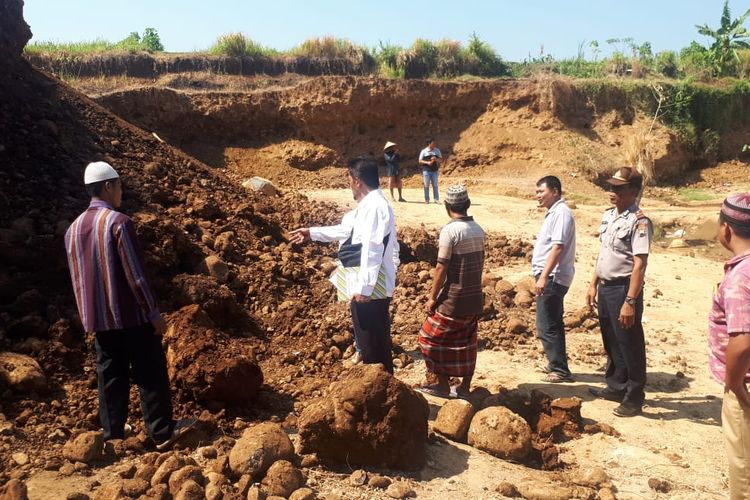 Polisi menunjukkan lokasi tewasnya penambang liar di galian C ilegal di Desa Damarjati, Kecamatan Kalinyamatan, Kabupaten Jepara, Jawa Tengah, Senin (22/7/2019).