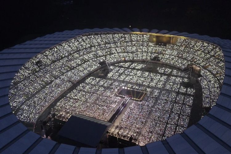 Diperkirakan ada 50.000 ARMY yang padati Ecopa Stadium, Shizuoka, Jepang, untuk menyaksikan konser boyband BTS di sana pada 13 Juli 2019.