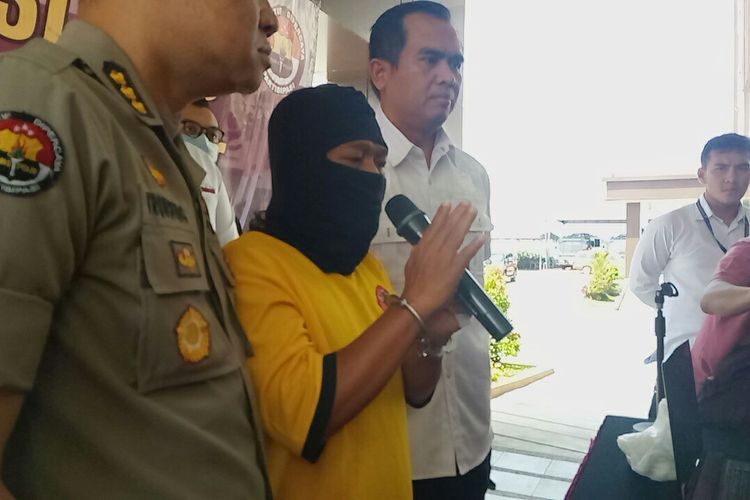 RGS (45), warga Desa Kejuden Kecamatan Depok Kabupaten Cirebon ini ditangkap polisi lantaran mengunggah video hoaks yang seolah rapat rekapitulasi tertutup.
