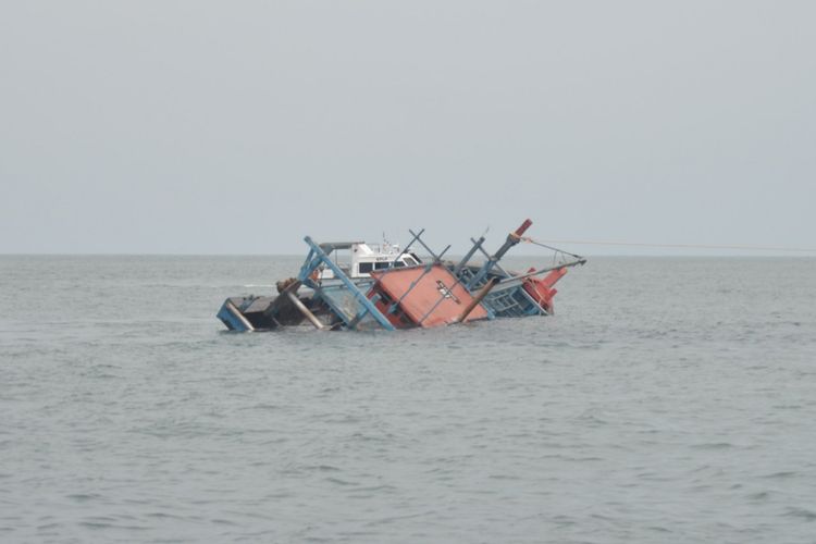 Satu dari 3 kapal yang ditenggelamkan di area 14 perairan Belawan, Sabtu sore (11/5/2019). 