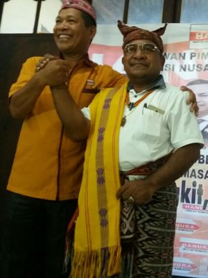 Bupati TTU Raymundus Sau Fernandez saat mengenakan pakaian adat diterima oleh Sekretaris DPD Partai Hanura NTT Stanislaus Ngawang