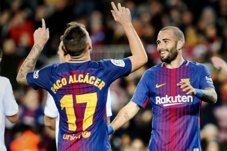 Pemain FC Barcelona, Paco Alcacer, melakukan selebrasi setelah mencetak gol ke gawang Murcia di laga leg kedua babak 32 besar Copa del Rey, Rabu (29/11/2017) waktu setempat.
