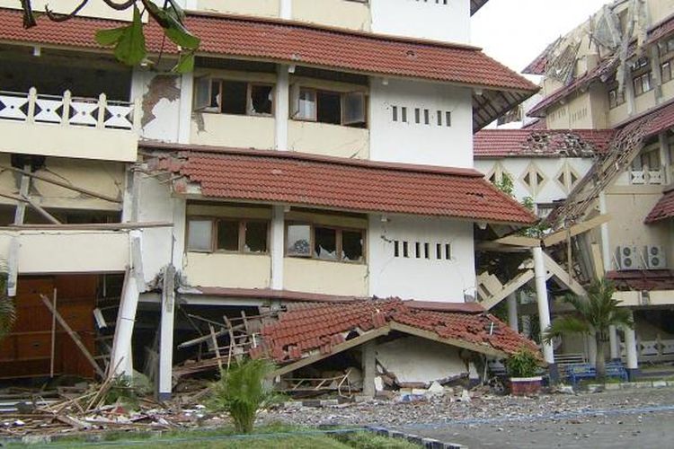 Gedung STIE Kerjasama, Jalan Porwanggan No. 549, Purwo Kinanti, Pakualaman, Kota Yogyakarta, roboh akibat gempa di Yogyakarta pada 26 Mei 2006.