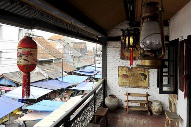 Balkon di lantai dua Museum Benteng Heritage di Pasar Lama, Kota Tangerang, dengan latar belakang tenda-tenda pedagang pasar.