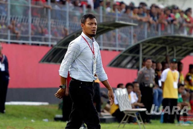 Bejo Sugiantoro saat mendampingi timnya dalam lanjutan Liga 2 Persik Kediri melawan PSBK Blitar yang berakhir dengan skor akhir 3-2 di Stadion Brawijaya Kediri, Jawa Timur (16/5/2017) Selasa sore.