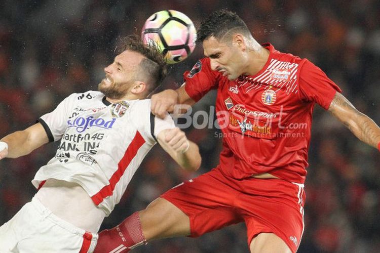 Striker Bali United, Ilija Spasojevic, berduel dengan bek Persija, Jaimerson da Silva, pada laga final Piala Presiden 2018 di Stadion Utama Gelora Bung Karno, Sabtu (17/2/2018).
