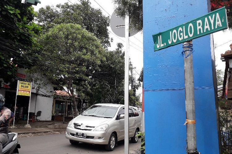 Pelebaran Jalan Joglo Raya dari lampu merah Kelurahan Joglo ke arah perbatasan Karang Tengah belum terlaksana pada Senin (12/2/2018) di Jakarta Barat.