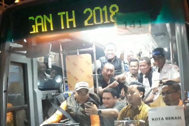 Wali Kota Bekasi Rahmat Effendi kemudikan bus hibah dari Kementerian Perhubungan, Rahmat menyetir sendiri bus dari Bandung menuju Kantor Pemkot Bekasi, Sabtu (29/12/2018).