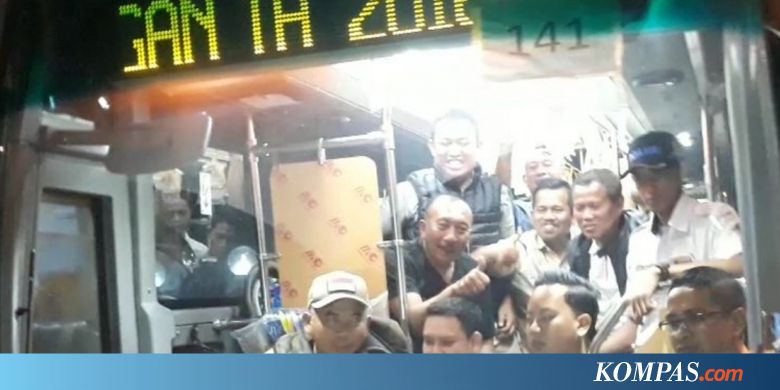 Ketika Wali Kota Bekasi Kemudikan Bus Hibah dari Kemenhub...