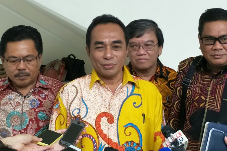 Rektor Universitas Pattimura, Marthinus Johanes Saptenno (tengah kuning) ketika ditemui di kantor Wakil Presiden RI, Jakarta, Senin (5/2/2018).