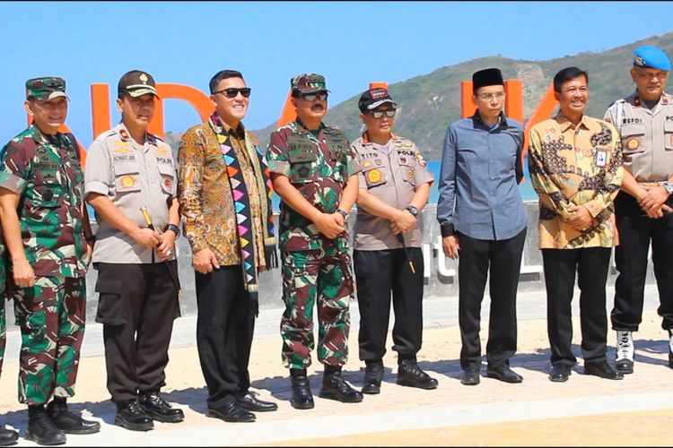 Lombok Tengah, Kompas.com Kapolri Jenral Polisi Tito Karnavian, Panglima TNI  Marsekal TNI Hadi  Tjahjanto, Gubernur NTB, Zainul Majdi, pihak ITDC dan jajaran TNi Polri berfoto bersama di KEK Mandalika, Lombok Tengah, Kamis (31/5/2018).