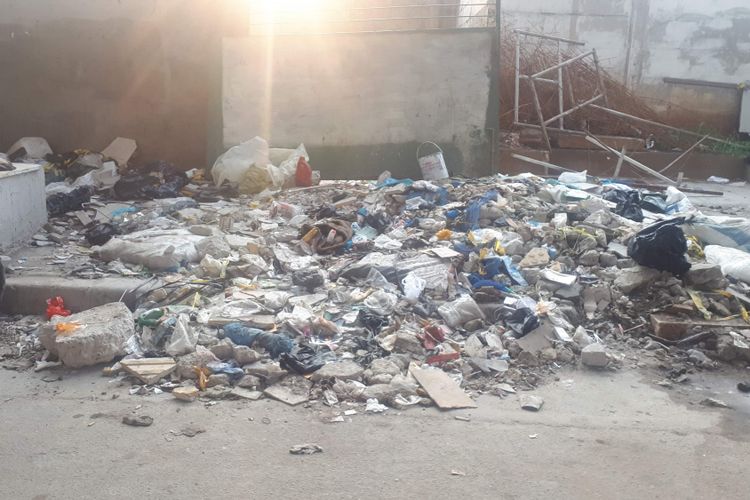 Kondisi Jalan Jatibaru Raya yang kumuh menyebabkan sampah menumpuk di tepi jalan. Sampah-sampah tersebut didominasi oleh sampah plastik dan material bangunan skybridge. Foto diambil Selasa (13/11/2018).(KOMPAS.com/ RINDI NURIS VELAROSDELA)
