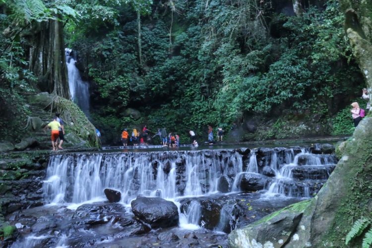 Curug Putri, salah satu destinasi wisata di Desa Cisantana, Kecamatan Cigugur. Destinasi ini termasuk salah satu dataran tinggi Kuningan, Jawa Barat.